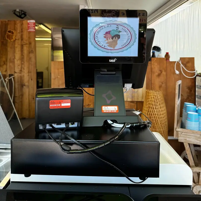 Caisse tactile, imprimante de tickets et tiroir-caisse installés par ECR Digiteck chez un glacier