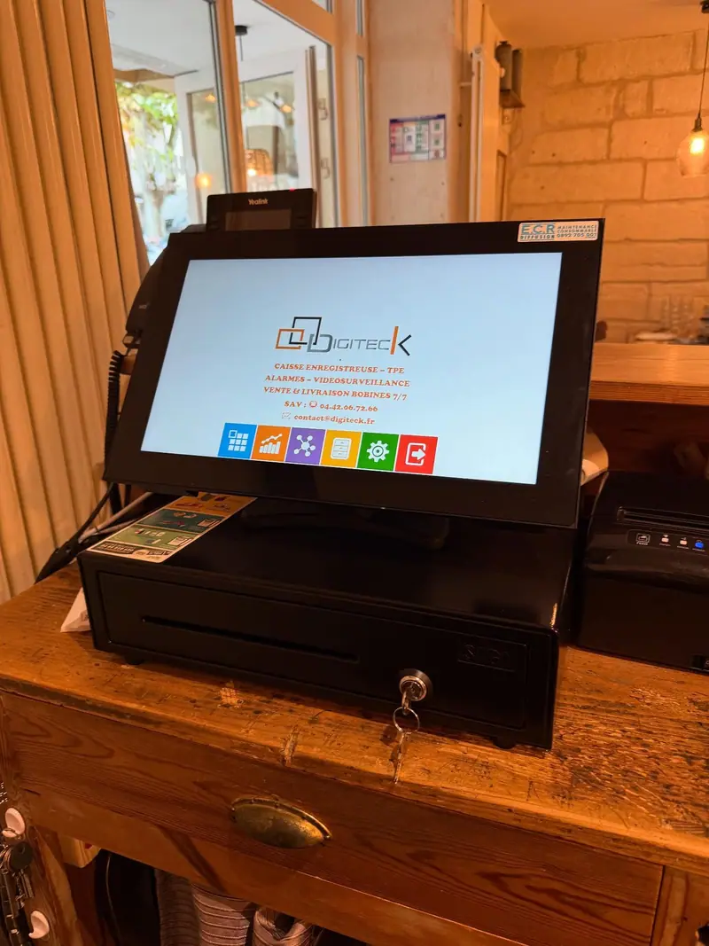 Caisse tactile ECR Digiteck avec tiroir-caisse et imprimante sur le comptoir d'un restaurant