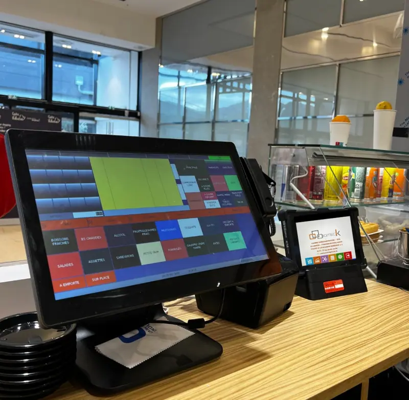 Écran de caisse tactile avec clavier visuel couleur et afficheur client ECR Digiteck dans une épicerie