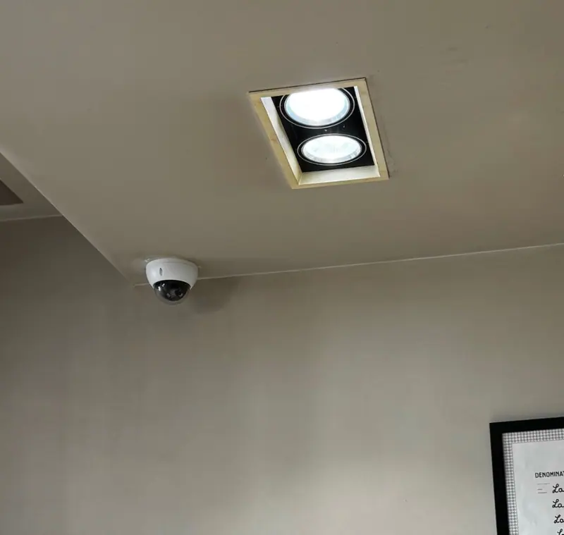 Caméra dôme de vidéoprotection installée au plafond d'un commerce par ECR Digiteck
